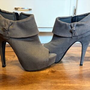 Elegant Gray Women's Ankle Boots